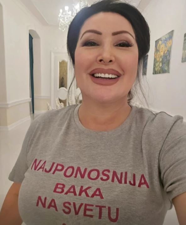 Dragana Mirković sa majicom ponosna baka