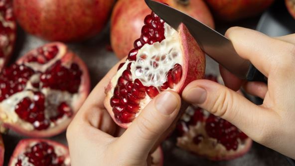 Ruka nožem seče nar