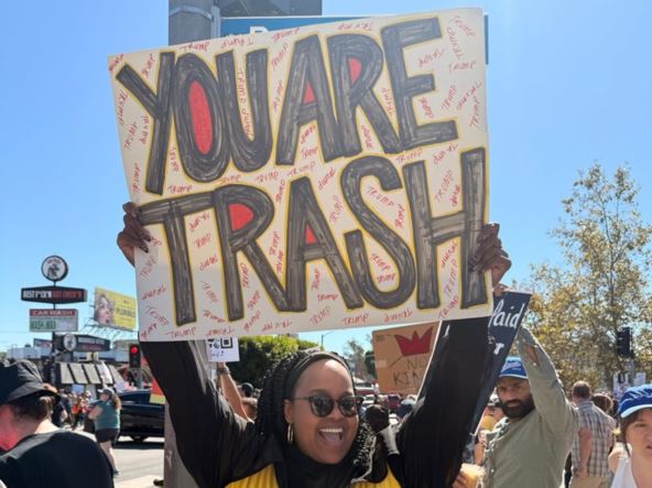Nataša protestuje protiv Donalda Trampa