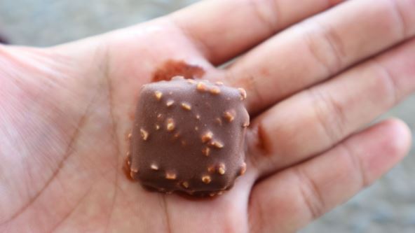 Komadić čokolade na dlanu