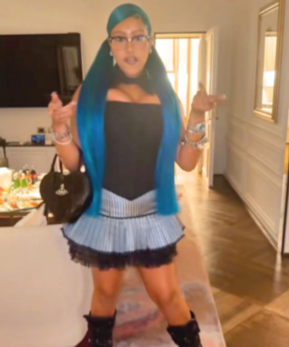 Nort Vest u korsetu i suknji