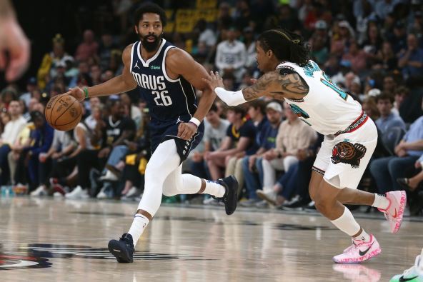 Spenser Dinvidi u dresu Dalasa