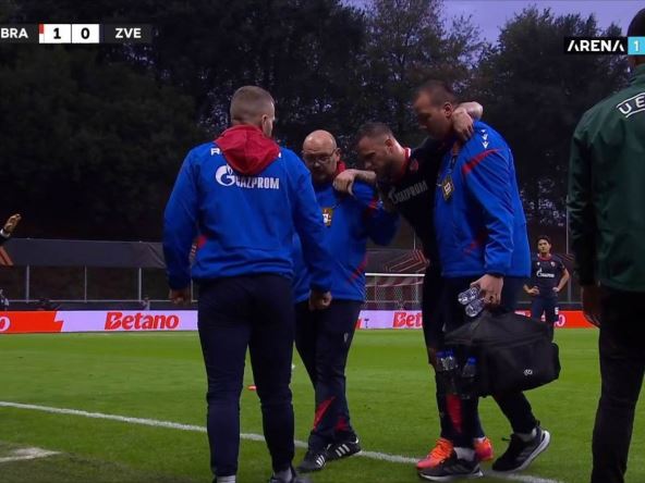 Marko Arnautović iznet s terena.