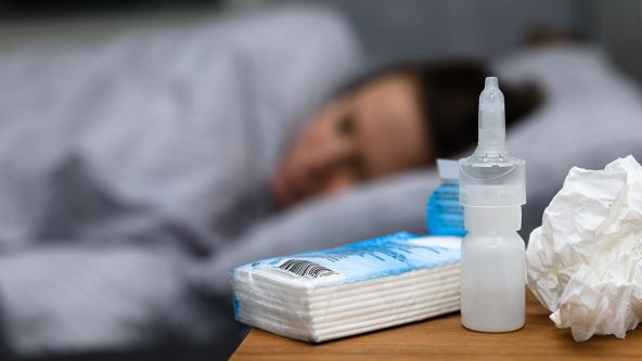 Sprej za nos i maramice na stočiću pored kreveta