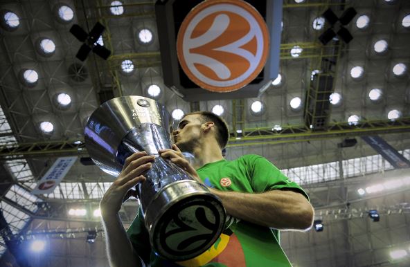 Nik Kalates ljubi pehar Evrolige