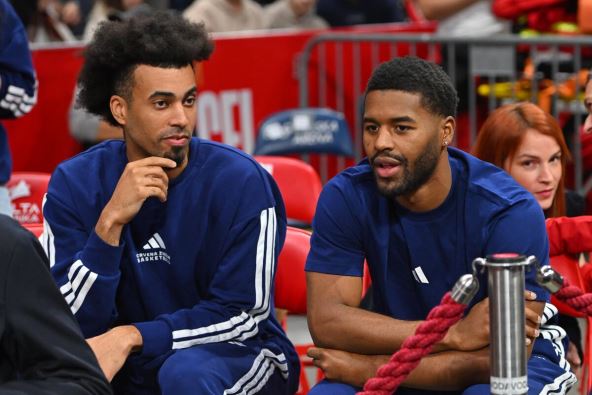 Džared Batler i Džordan Nvora gledaju meč Zvezda - Asvel