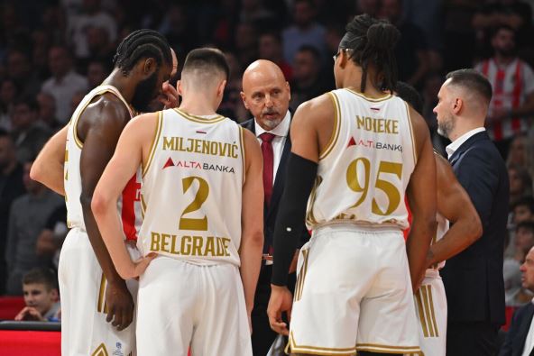 Saša Obradović sa igračima Zvezde na meču protiv Asvela