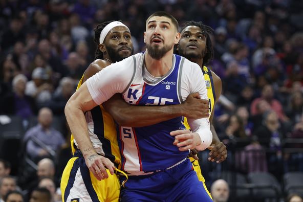 Aleks Lenj se bori za loptu u duelu.