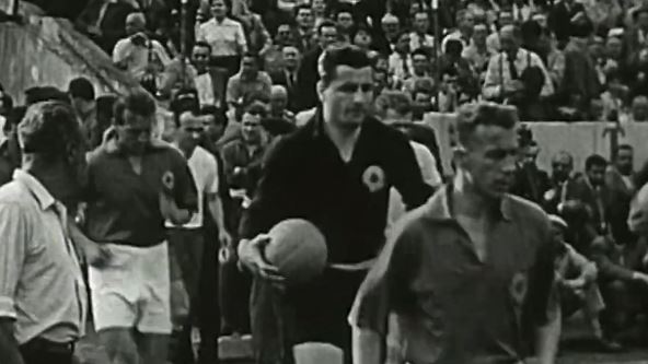 Vladimir Beara u crnom dresu s loptom.