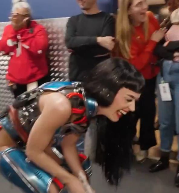 Kejti se smeje nakon što je bacila tortu