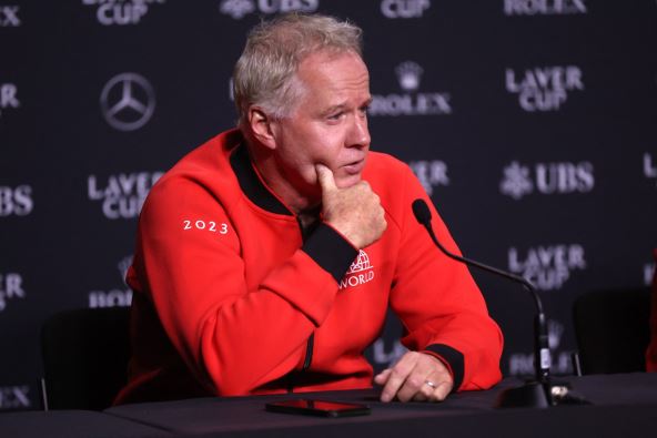 Patrik Mekinro na konferenciji za novinare