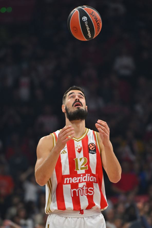 Nikola Kalinić baca loptu na Evroligi