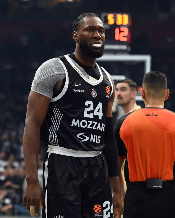 Bruno Fernando na meču Partizana i Barselone