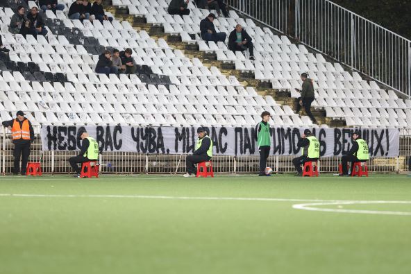 Transparent Grobara o padu nadstrešnice