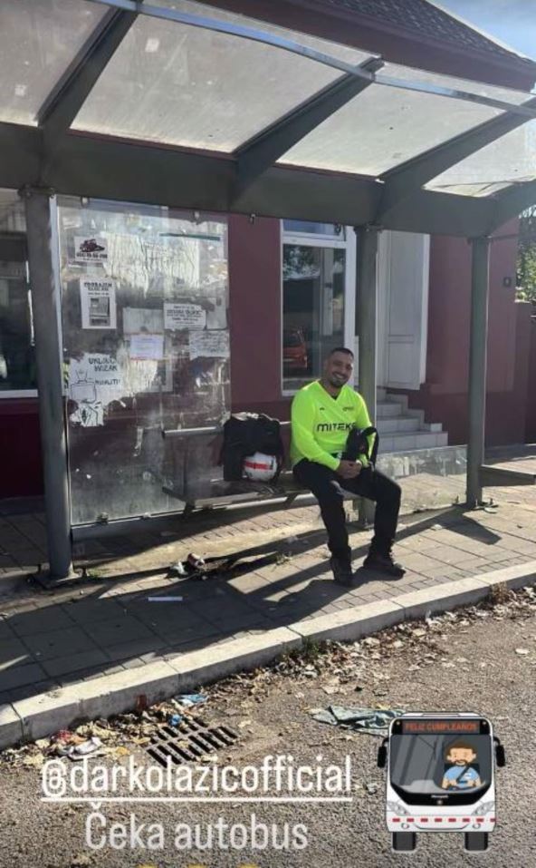 Darko Lazić čeka autobus