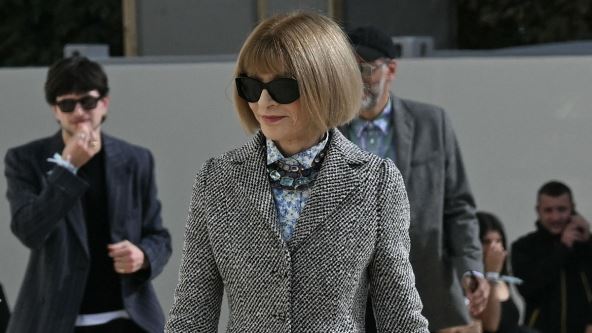 Ana Vintur sa crnim naočarima u sivom kaputu