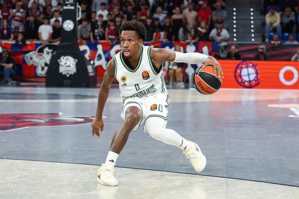 Ti Džej Šorts vodi loptu