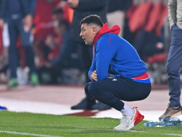 Vladan Milojević čuči