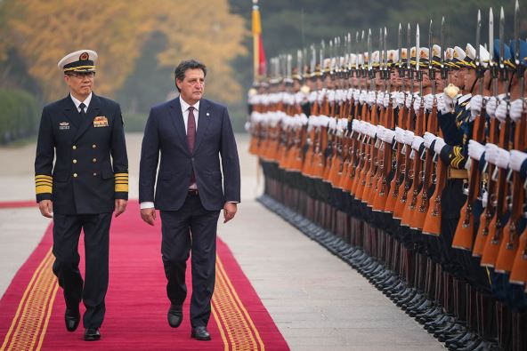 Sastanak ministra Gašića sa ministrom nacionalne odbrane NR Kine u Pekingu 17.jpg