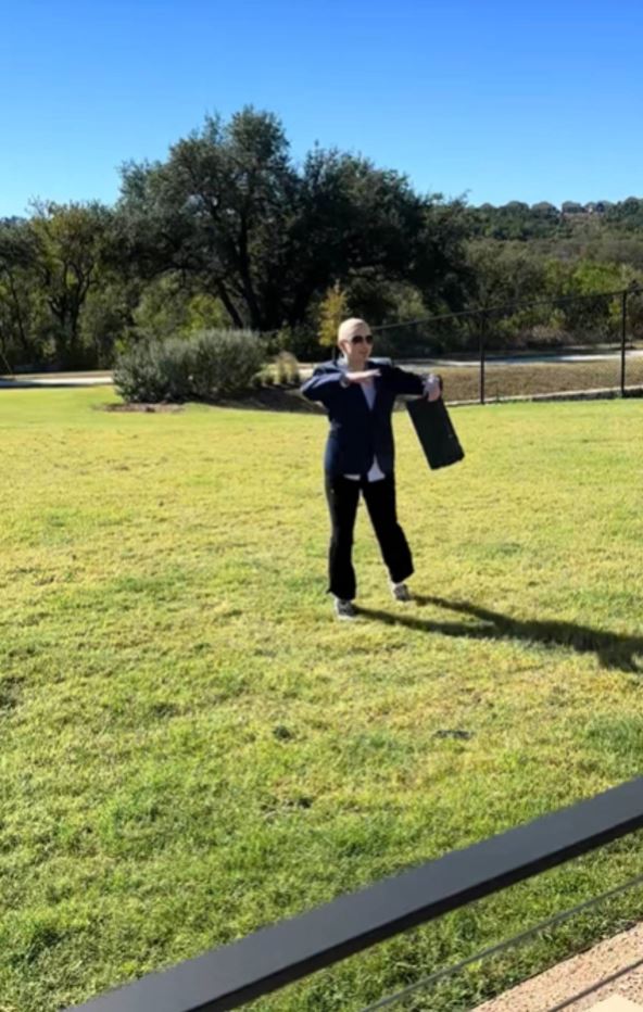 Devojka maskirana u pevača Pitbulla