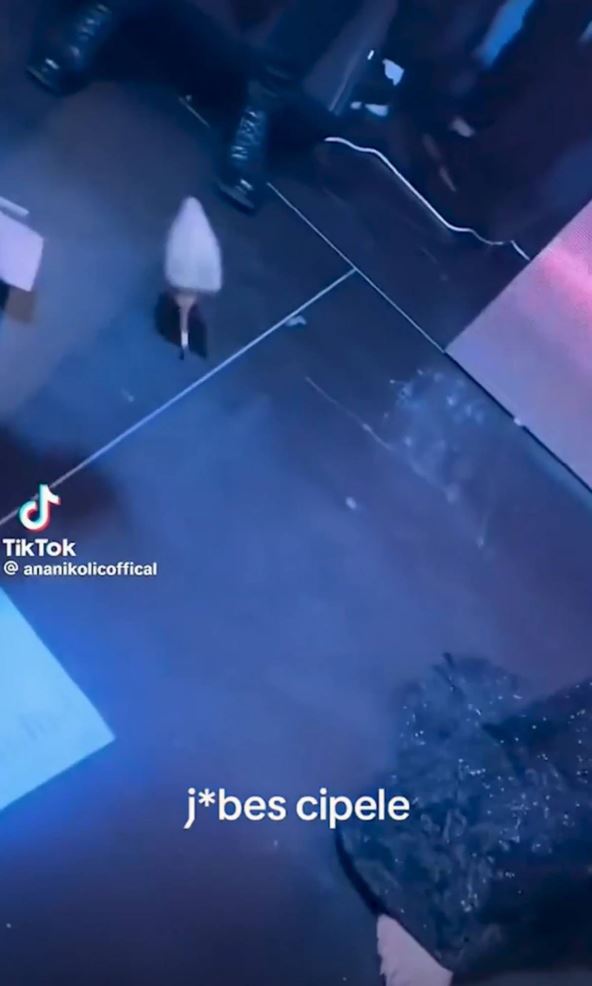 Ana Nikolić bacila cipele na nastupu