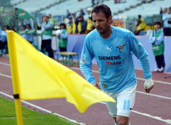 Siniša Mihajlović izvodi korner u laciju