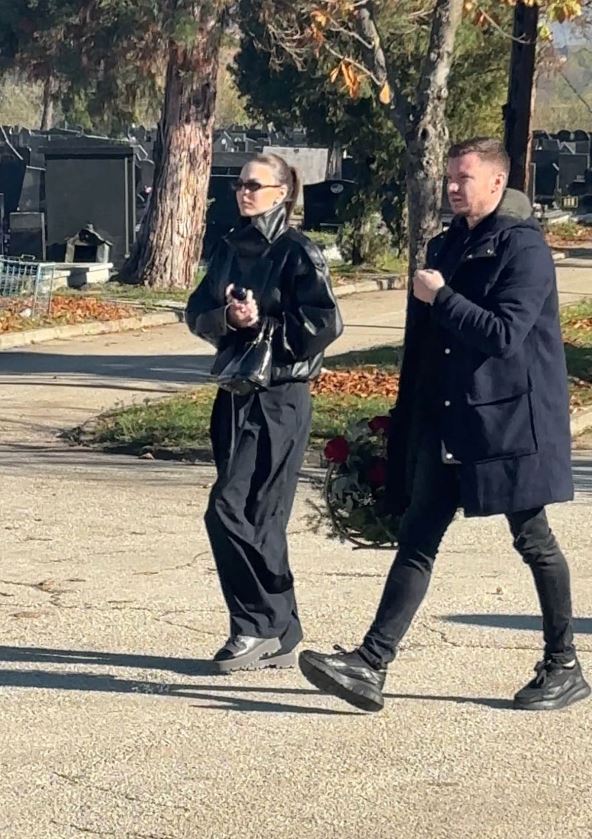 Dzejla Ramovic utucena stigla na sahranu oca Marija Serifovic (1) copy.jpg