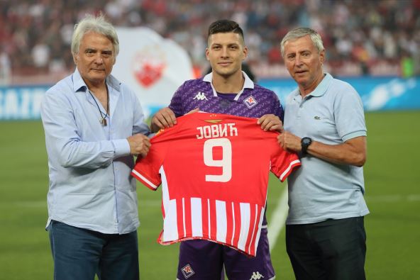 Luka Jović s dresom Zvezde u rukama.
