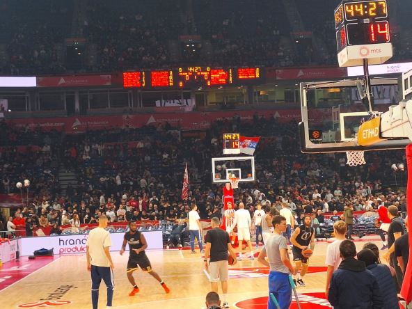 Majk Džejms na zagrevanju pred Zvezda Monako