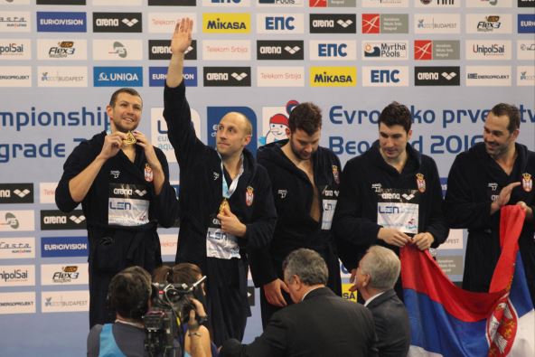 Andrija Prlainović pozdravlja navijače