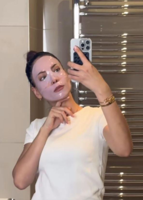 Mirka sa maskom na licu kod kuće