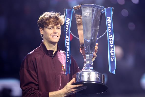 Janik Siner podiže pehar završnog mastersa u Torinu