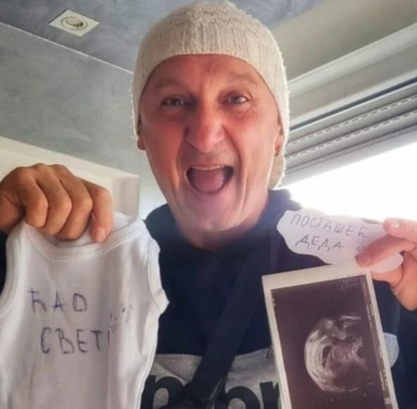 Miki Mećava pokazuje snimak bebe i majicu