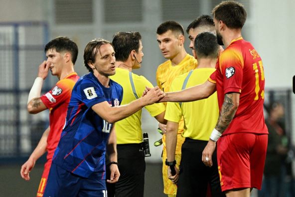 Luka Modrić se pozdravlja sa igračima Crne Gore