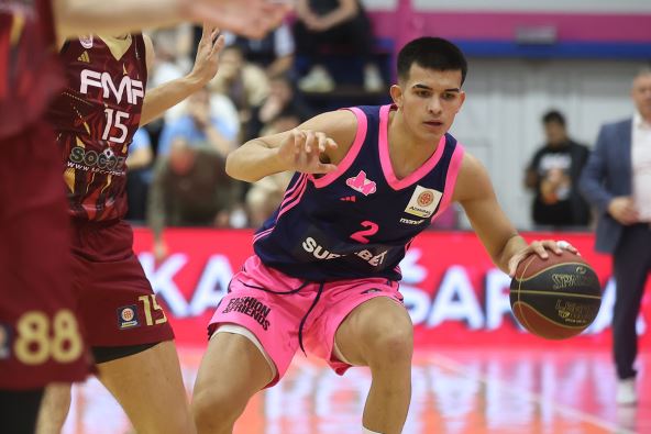 Savo Drezgić vodi loptu