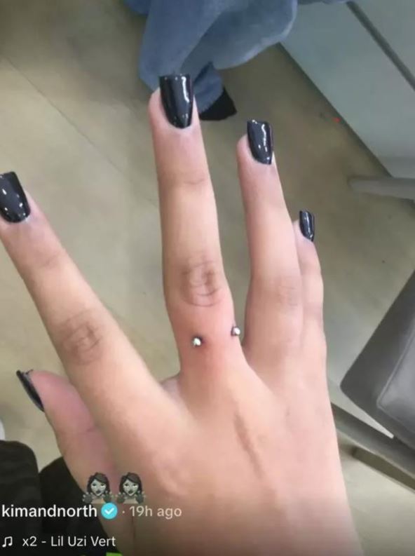 Nort uradila pirsing na prstu