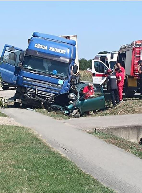 Stravičan udes- podleteli pod kamion.jpg