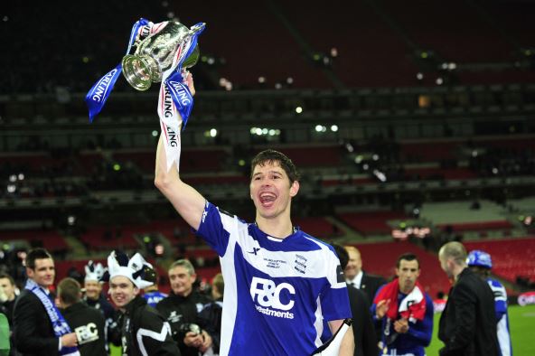Nikola Žigić drži trofej Liga kupa