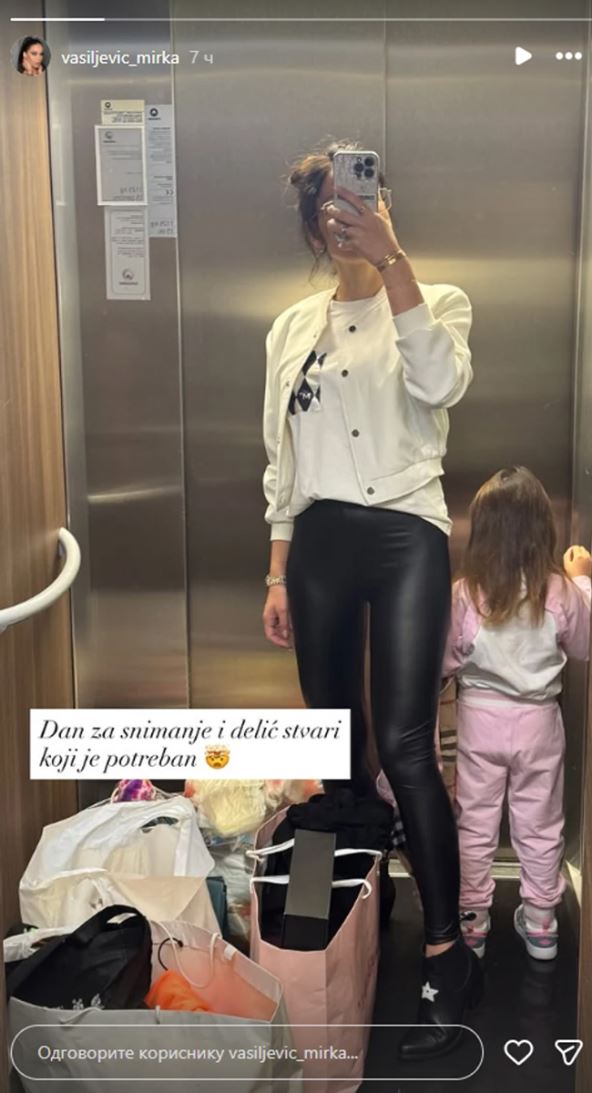 Mirka sa ćerkom u liftu