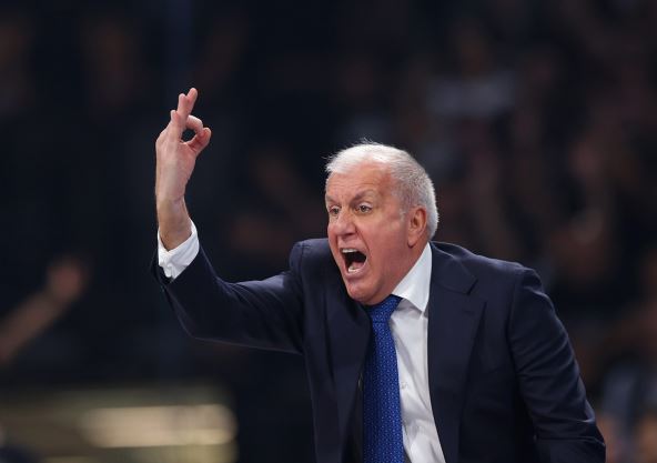 Željko Obradović pokazuje prstima.