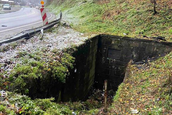 spomen-ploča ispod koje su upali Ana i njen prijatelj Aleksandar
