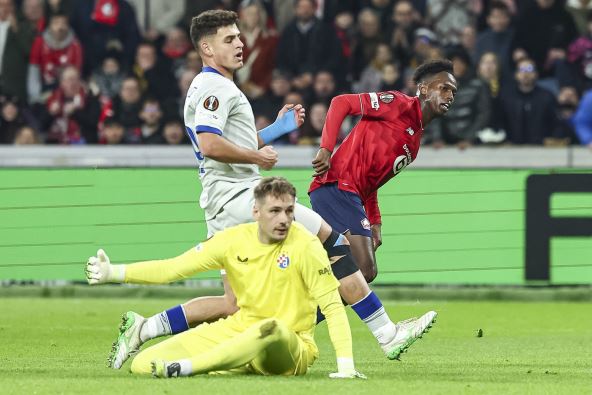 Golman Dinama Ivan Filipović prima gol od Lila