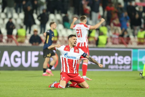 Rade Krunić slavi pobedu Crvene zvezde na kolenima.