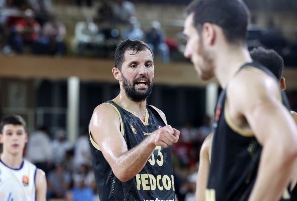 Nikola Mirotić razgovara sa saigračima