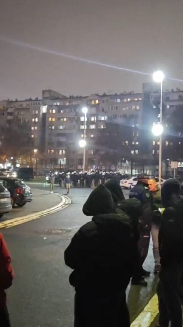 Policija pred Beogradskom arenom.jpg