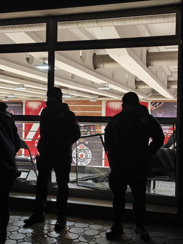 Polomljeno staklo u Beogradskoj areni na treningu Partizana