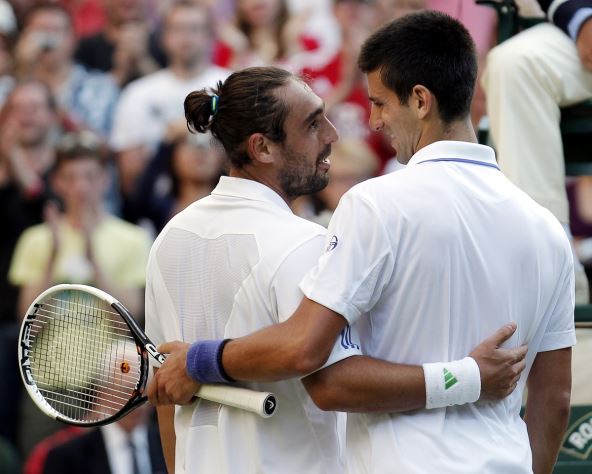 Markos Bagdatis i Novak Đoković na Vimbldonu, pozdravljaju se posle pobede Srbina