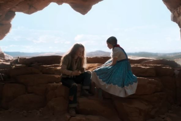 Maks i Holi scena u pećini u Strangers things