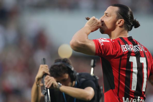 Zlatan Ibrahimović puši cigaru u Milanu