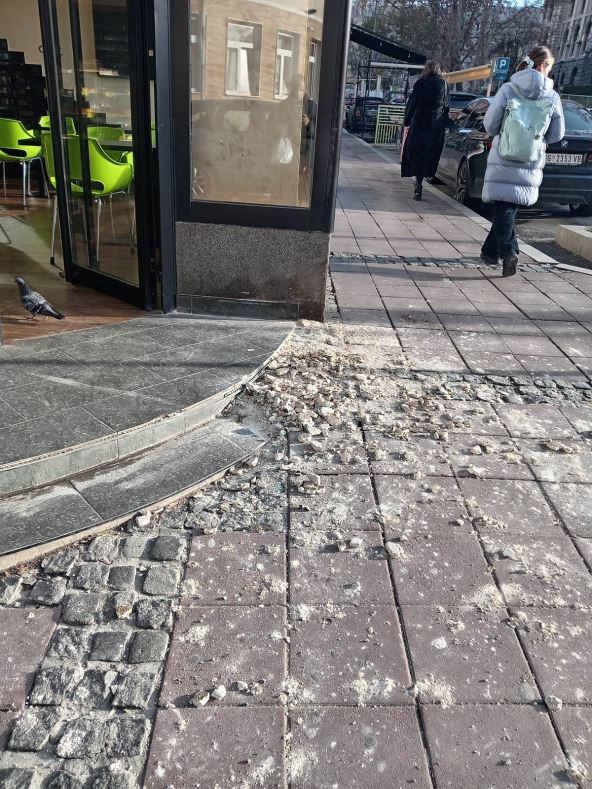 Srušio se deo fasade sa terase iznad EM pekare u Kosovskoj (2).jpg